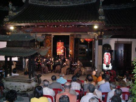 thian hock keng audiences watching nanyin