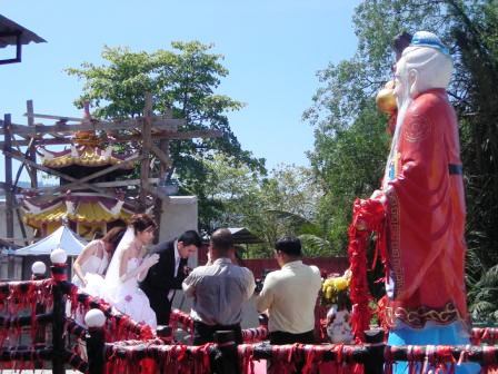 newly wed praying to yue lao old man under the moon