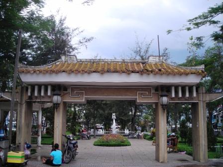 arch way in saigon chinatown